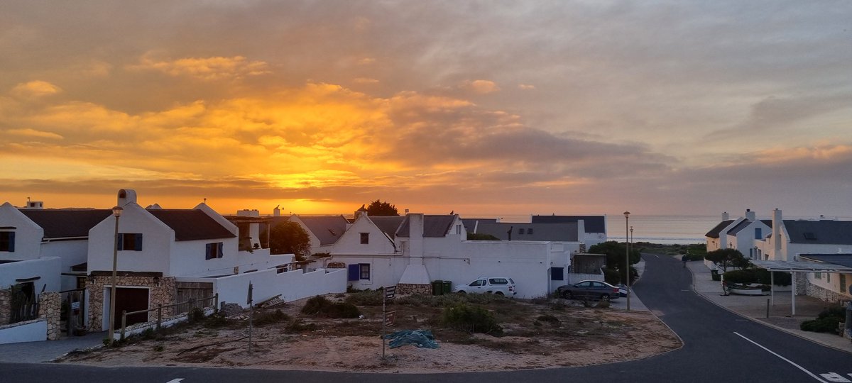 TheWhiskyMaker's tweet photo. Tonight's last night didn't disappoint!
#weskusbeskus
#viewfromabalcony
#westcoastway
#westcoastliving https://t.co/9JgZxqsdLR