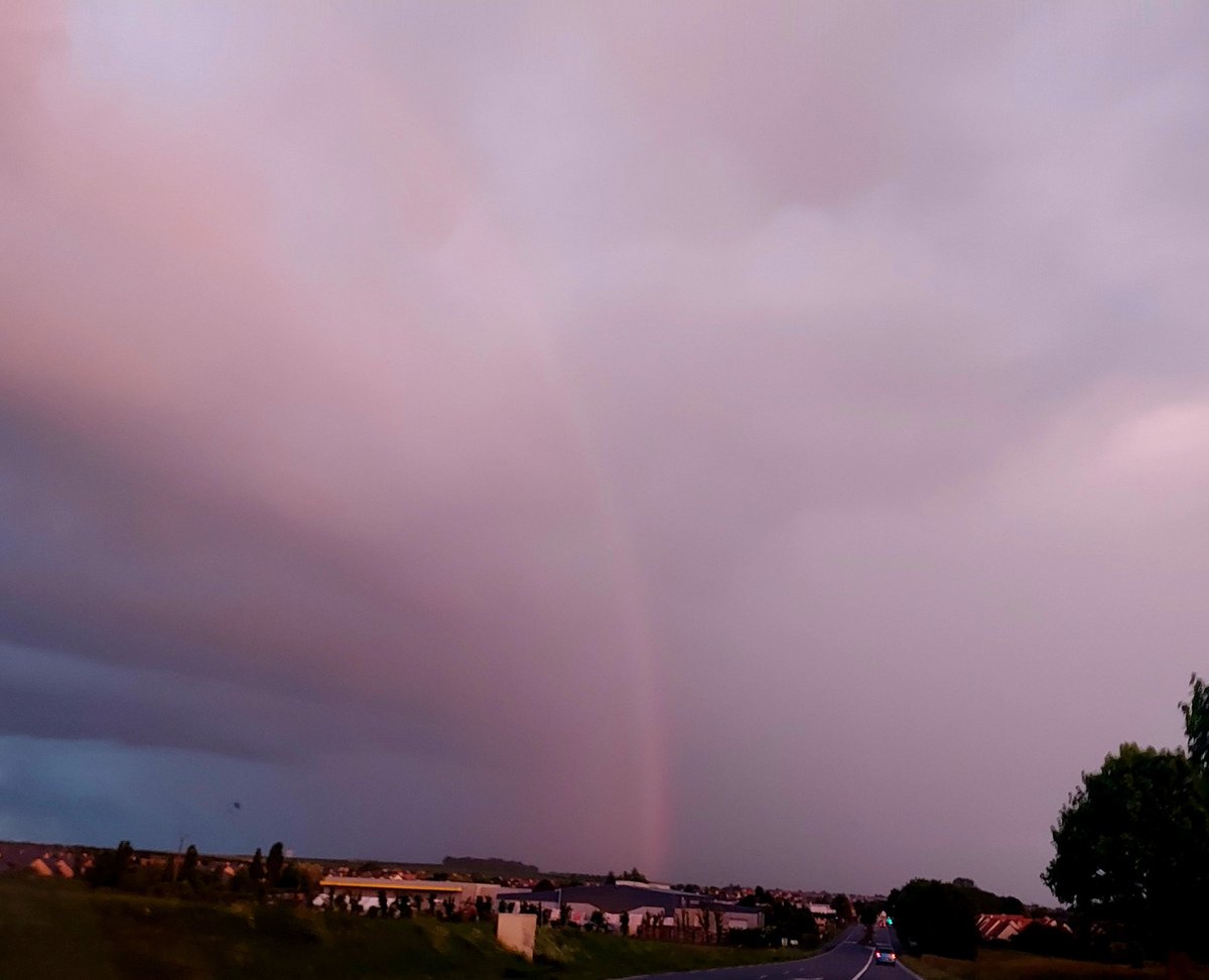 BarrMarie's tweet image. #OnTheRoad 🚘Arc en ciel ! 🤩 #PinkSky
