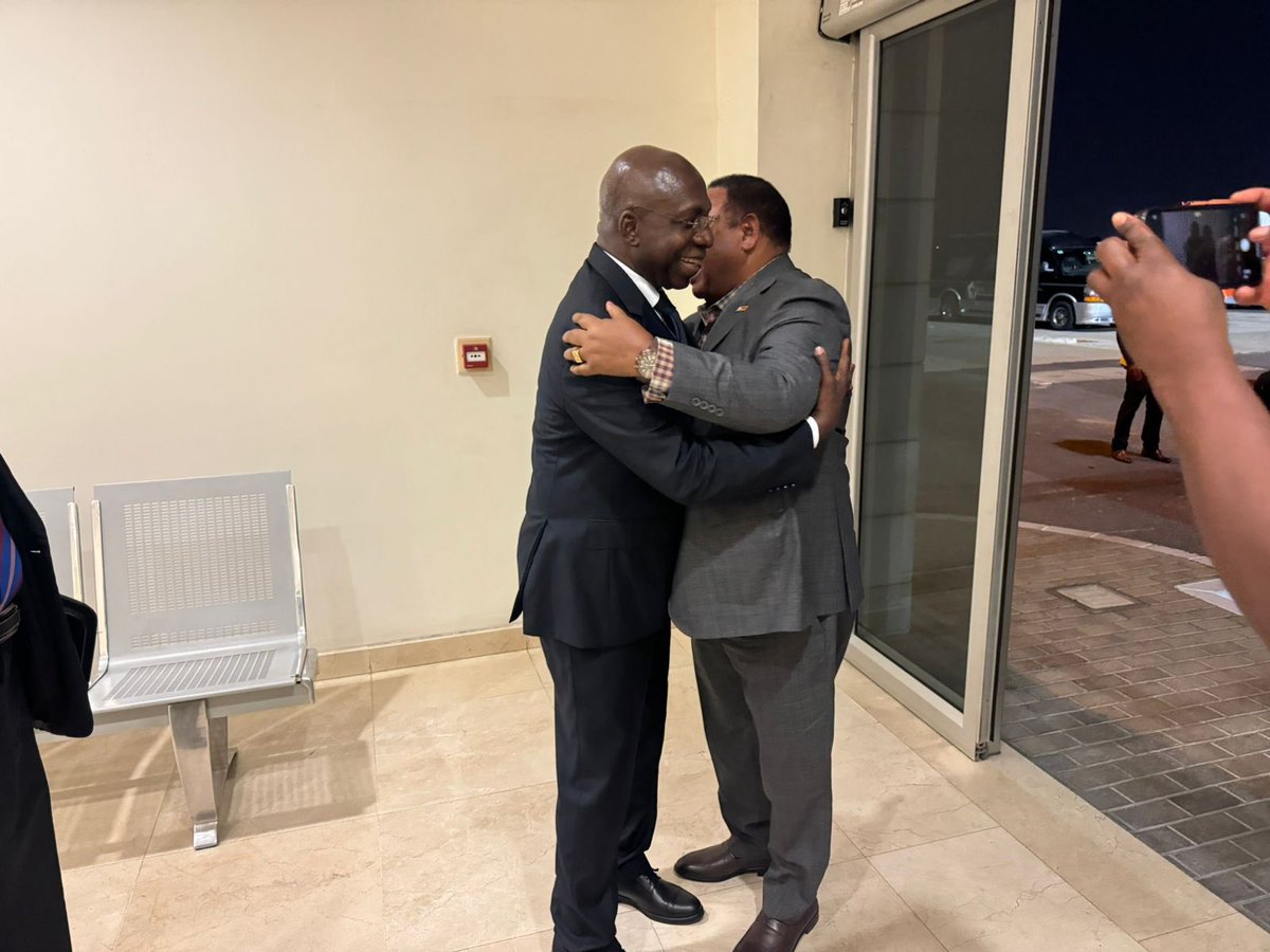 Les images montrent l'arrivée, mardi soir, 14/05, à Luanda, du ministre des Affaires étrangères et du Commerce international de la République du Zimbabwe, Frederick Musiiwa Makamure Shava.