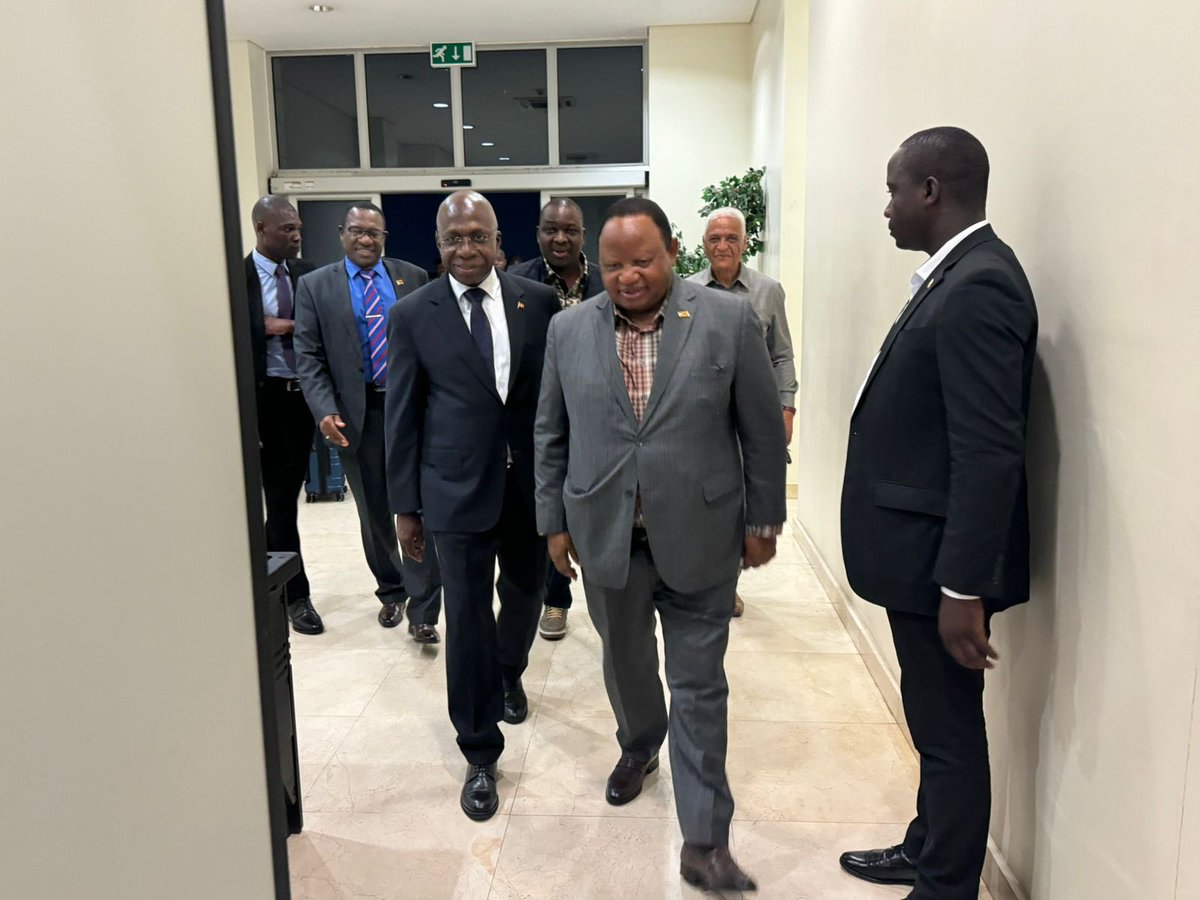 As imagens retratam a chegada, esta noite de terça-feira, 14/05, a Luanda, do Ministro dos Negócios Estrangeiros e do Comércio Internacional da República do Zimbabwe, Frederick Musiiwa Makamure Shava.