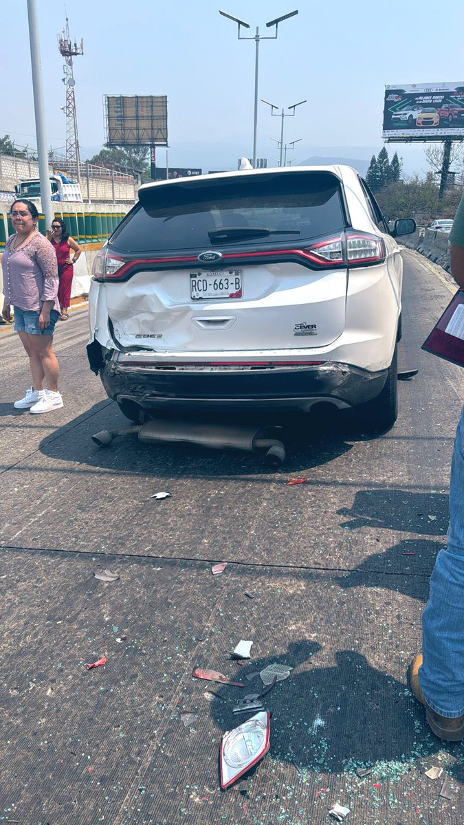 Multimagen_Info's tweet photo. #CUIDADO
🆘 Alto total, alerta, accidente de varios autos sobre carril central #PasoExpress maneje con cuidado hay alto total pasando #Galerías dirección a #CDMX #Cuernavaca. #Morelos https://t.co/7ENNL3HwFQ