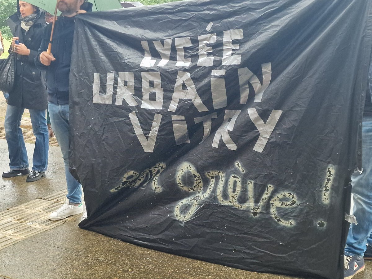 Anne_Stambach's tweet photo. Le Lycée Urbain Vitry en lutte devant le rectorat de #Toulouse. Trop d'élèves en classe, pas assez d'assistants d'éducation ni d'aesh, dans un des lycées les plus populaires du département. 

Les cadeaux fiscaux pour les riches, la pénurie pour les autres, ça suffit! https://t.co/zgbyMTDgoy