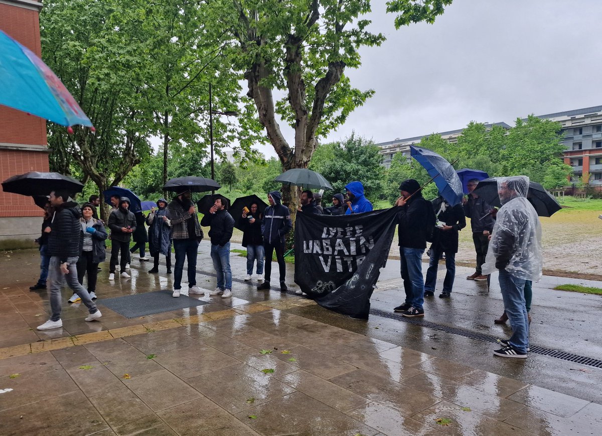 Anne_Stambach's tweet photo. Le Lycée Urbain Vitry en lutte devant le rectorat de #Toulouse. Trop d'élèves en classe, pas assez d'assistants d'éducation ni d'aesh, dans un des lycées les plus populaires du département. 

Les cadeaux fiscaux pour les riches, la pénurie pour les autres, ça suffit! https://t.co/zgbyMTDgoy