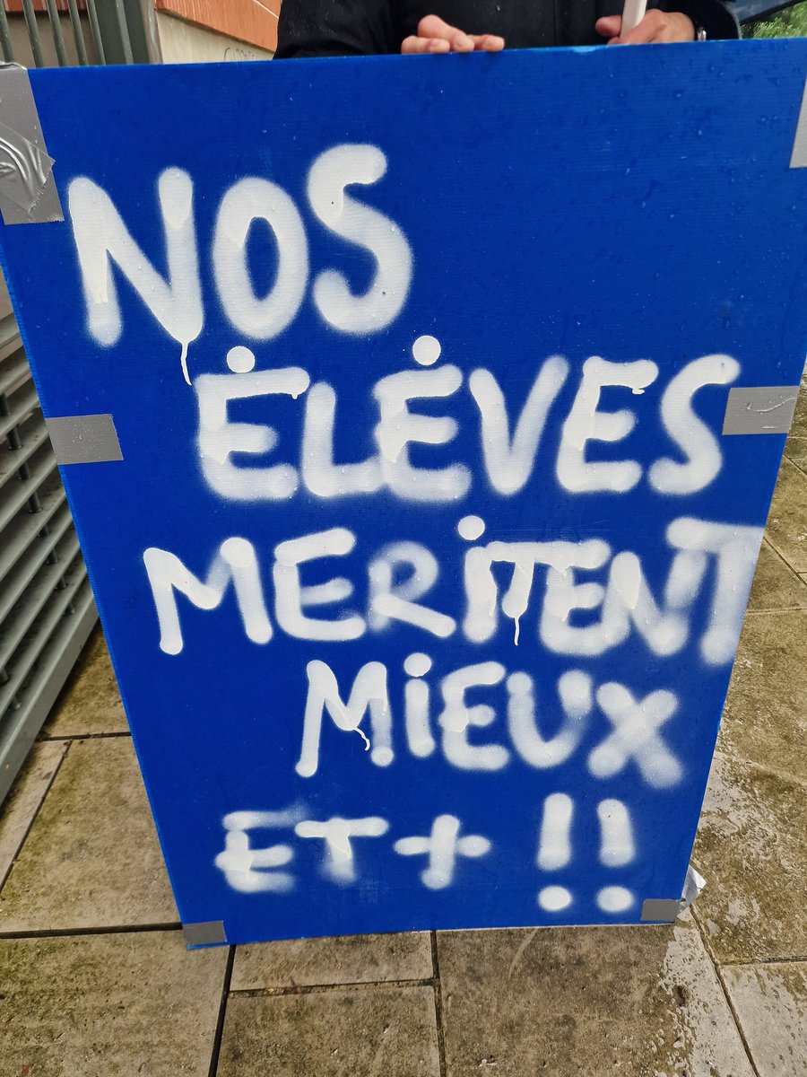 Anne_Stambach's tweet photo. Le Lycée Urbain Vitry en lutte devant le rectorat de #Toulouse. Trop d'élèves en classe, pas assez d'assistants d'éducation ni d'aesh, dans un des lycées les plus populaires du département. 

Les cadeaux fiscaux pour les riches, la pénurie pour les autres, ça suffit! https://t.co/zgbyMTDgoy