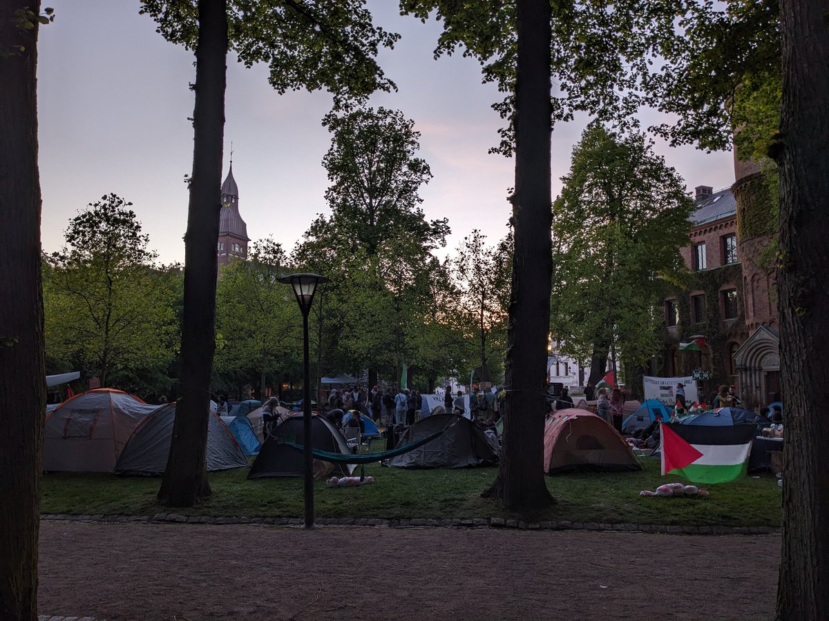 35 tält just nu "Palestinagård" i Lundagård när kvällen kryper sig på. Det ser ut som om det här har potential att bli långvarigt. God stämning och mycket folk. Studenter spelar kubb, kollar film och målar banderoller.