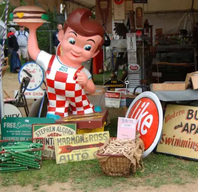 It's that time of year again! Brimfield Unofficially Opens Flea Market Season! The Big Boy of flea markets. Brimfield Antique Flea Market kicks off the season May 10-15 with the first of three events. antiquetrader.com/antiques-news/…