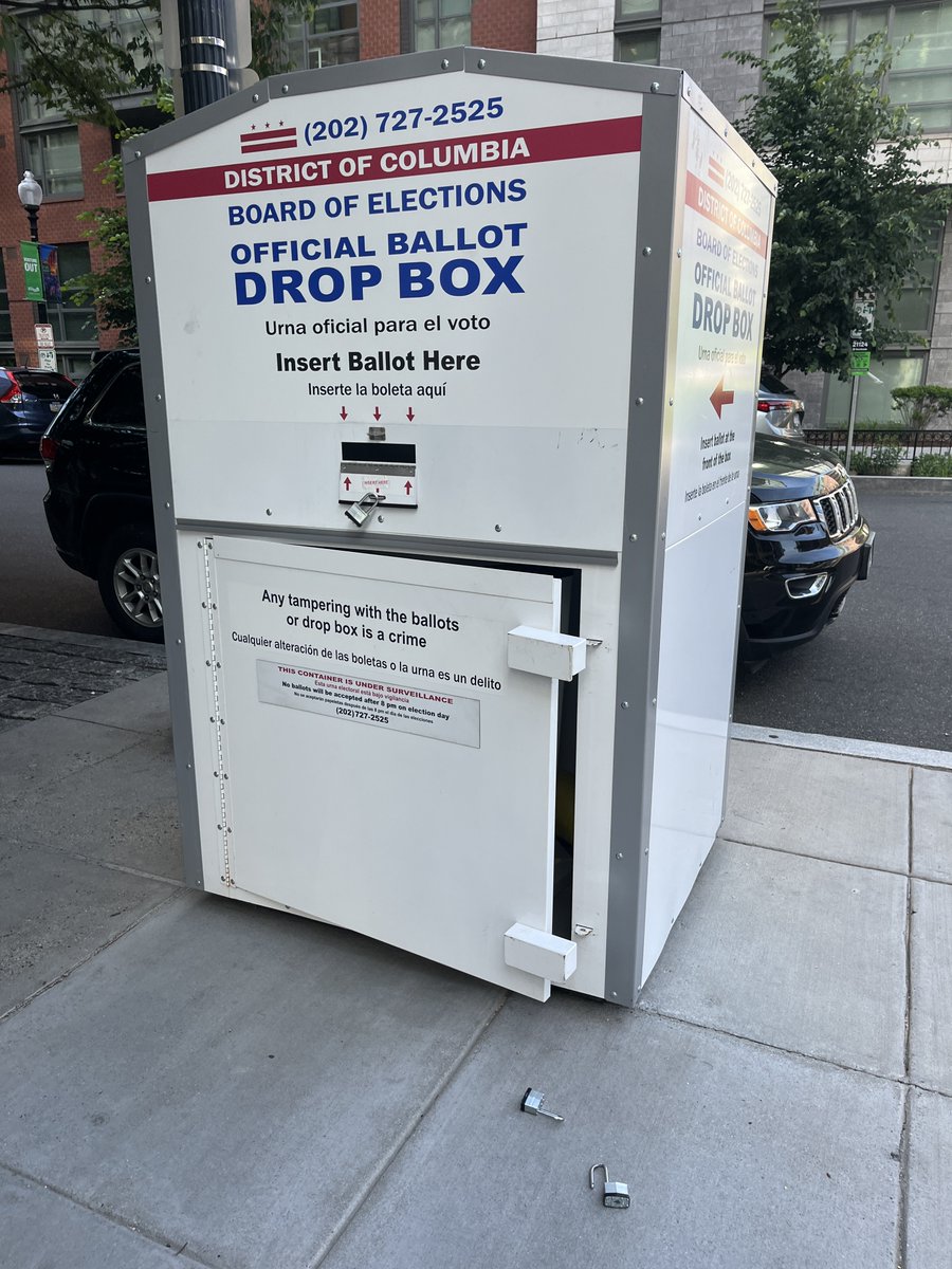 🚨 SEEN IN NAVY YARD, DC 🚨

Ballot drop box clearly unsecured. This does not instill confidence in our elections.