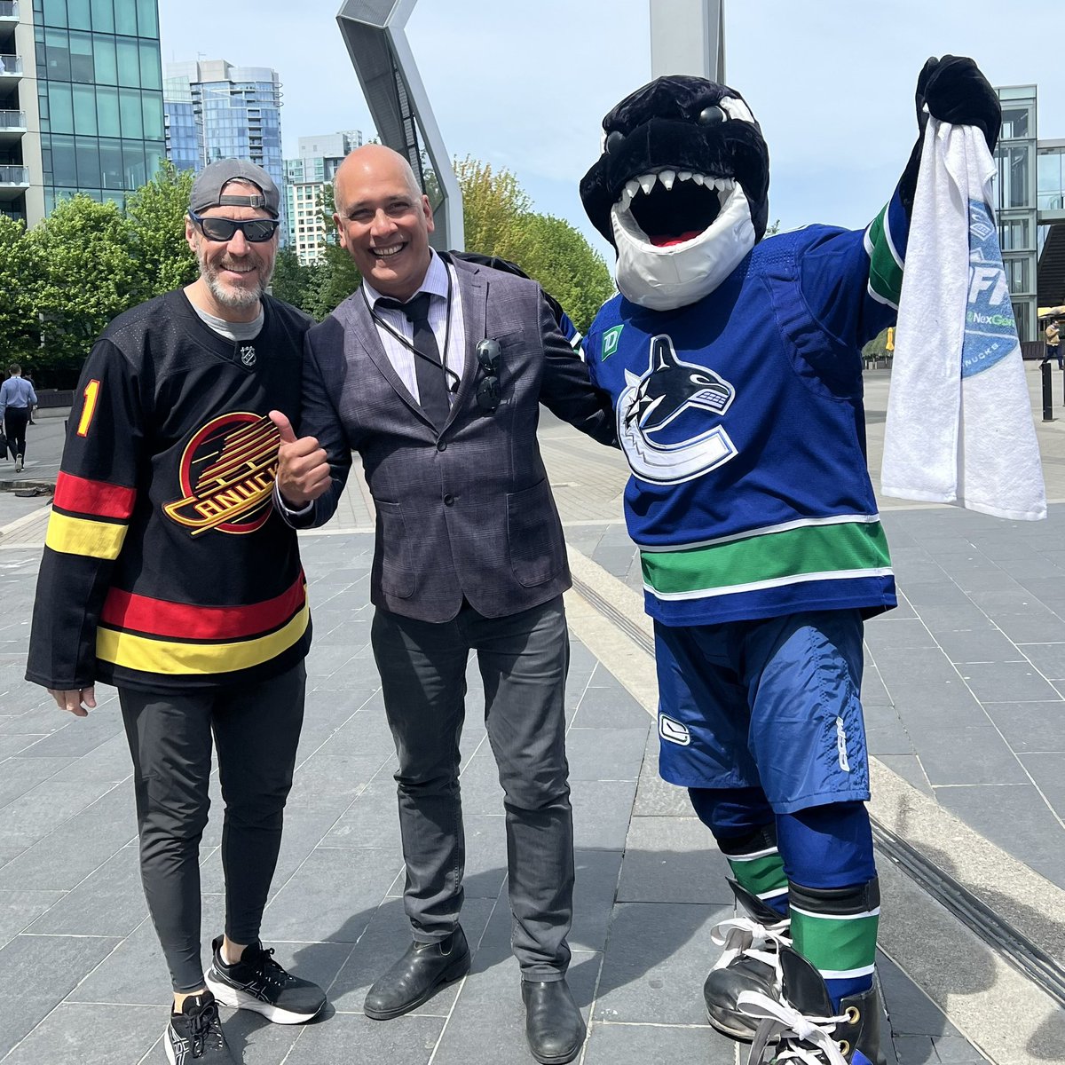 Spotted by the Jack Poole Plaza: Hall of Famer Captain Kirk @1kirkmclean McLean and @Canucks Fin handing out swag and hyping the fans! Round 2, Game 4puck drops tonight at 6:30! 🥅🏒 #GoCanucksGo #TowelPower