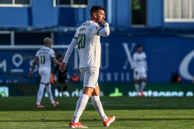 Paulinho sobre o cântico: 'Se o Paulinho mostra os dentes, eles até caem' 'Lembro-me que a primeira vez que ouvi acho que foi no jogo com o Ajax, para a Liga dos Campeões, quando marquei, mas não faço ideia como nasceu, honestamente, mas ainda bem que nasceu. Para mim, é muito