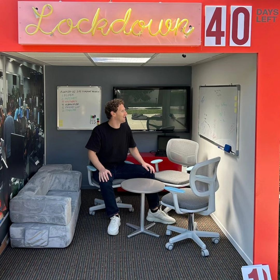 Zuck recreated some of his early workspaces for his 40th bday 🥳