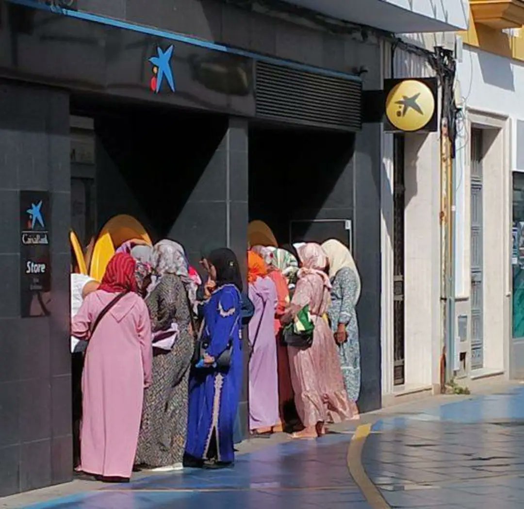 No sigueu malpensats, estan fent un ingrés en efectiu per pagar-vos les pensions...

#ProuImmigració 
#SalvemCatalunya amb ALIANÇA CATALANA