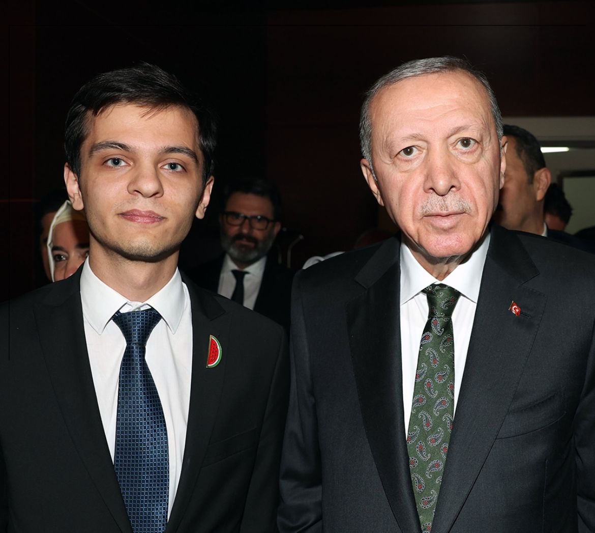 Cumhurbaşkanı Erdoğan, Avrupa Wushu Kung Fu Şampiyonası'nda Filistin bayrağı açıp dabke dansı yaptığı için şampiyonluğu iptal edilen Necmettin Erbakan Akyüz ile bir araya geldi.
