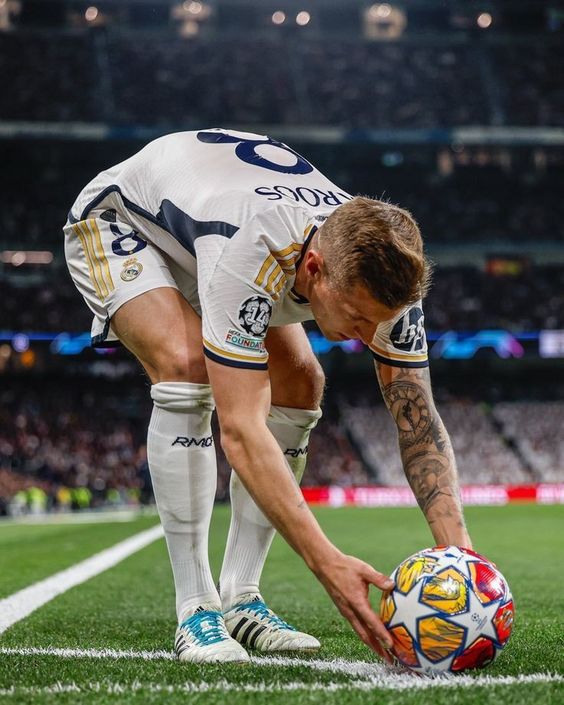 SIGN. THAT. THING! @ToniKroos ✍🏻