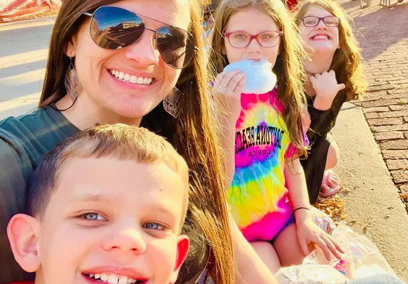 'She truly died a hero.' Sarah Elizabeth Kanelakos (Ouellet) died on Saturday saving her son from nearly drowning. The single mother leaves behind three children.

kwch.com/2024/05/13/mot… #kwch12