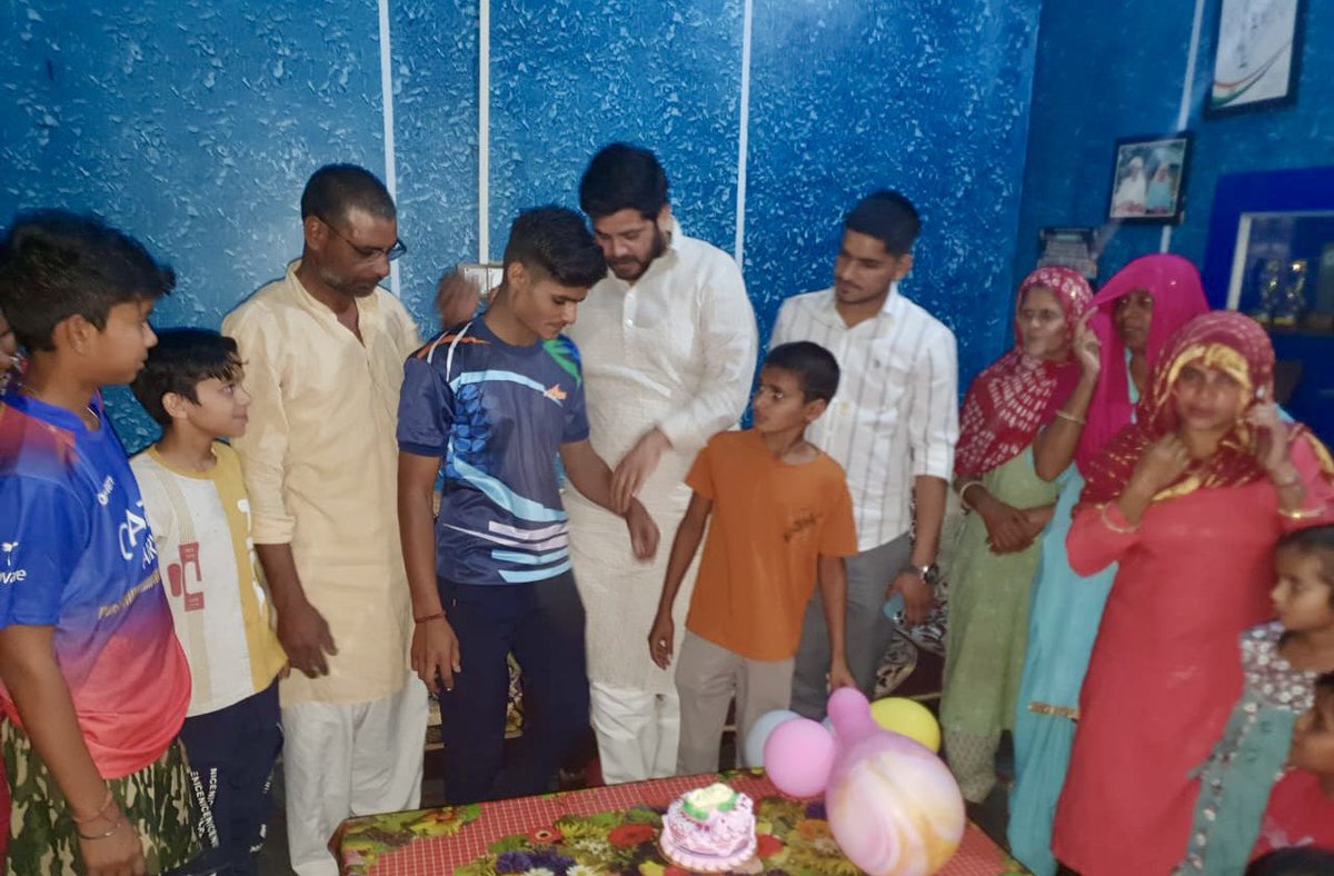 गांव बिलाहेडी में कबड्डी खिलाड़ी छोटू यादव के जन्मदिन के अवसर पर पहुंचकर शुभकामनाएं दी !
#jaiho
