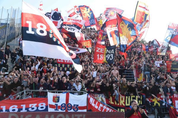 Genoa : L'ONMS a interdit la vente de billets aux habitants de la Ligurie, pour le match de dimanche soir, entre la Roma et le #Genoa. Cette mesure intervient à la suite d'affrontements entre #ultras  du Grifone et de la Samp, survenus ces derniers jours à Gênes.