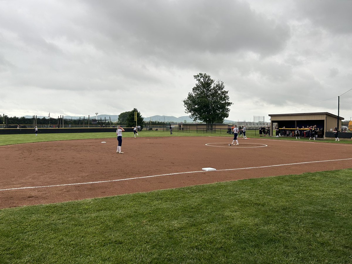 Trying to best the rain! Here at Unioto Softball Field for @AdenaAthletic ‘s Division III district semifinal against Dawson-Bryant. First pitch coming up here in just a minute.