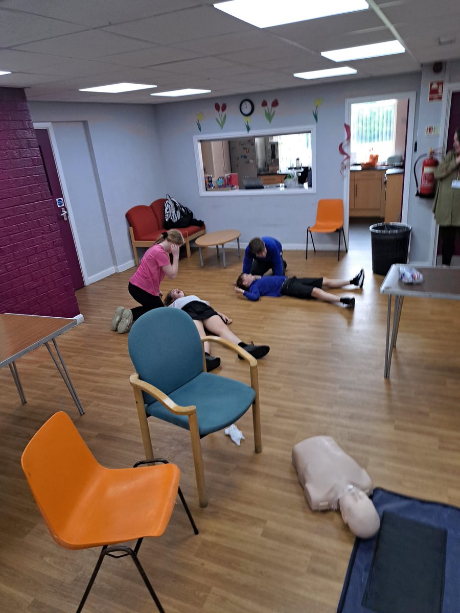 Young people from tingley YR6 today learnt life-saving skills. 

Learning Danger, Respons, Airway, Breathing, CPR

Young people even got to learn how to use a AED

#drabc #coreyouthworkleeds #coreyouthwork #Youthworkleeds #firstaid #firstaidtraining #what3words #lifesavers