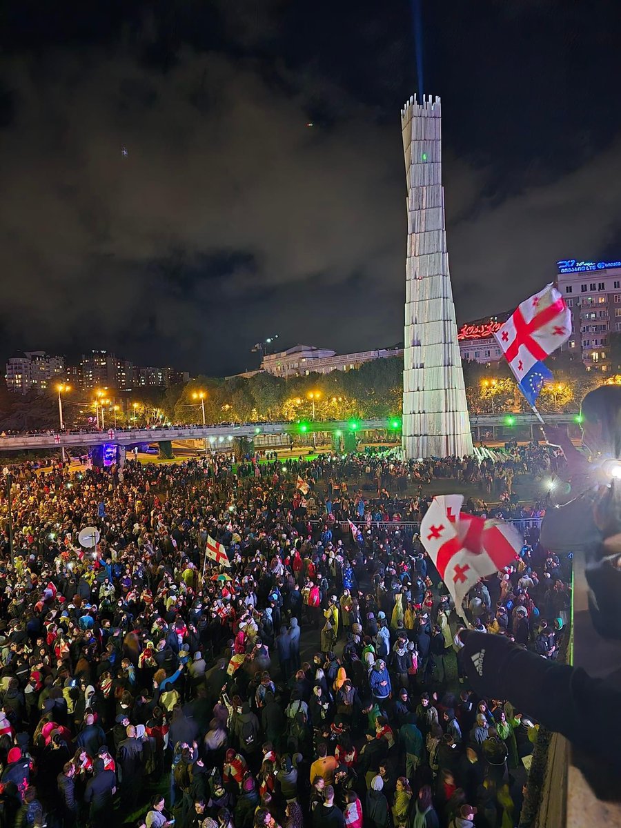 Tbilisi is completely paralyzed at midnight as protesters have blocked Rustaveli Avenue, Heroes Square, the right and left embankments of the Mtkvari River, and Chavchavadze Street. #TbilisiProtests