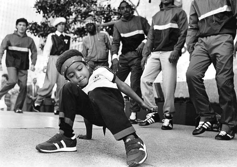 [1984] Three-year-old 'Magic Wand' shows off what he's got as he and other members of the L.A. Breakers break dance troupe performed at Century City. (Paul Chinn - Herald Examiner Collection) buff.ly/3UFYNPN