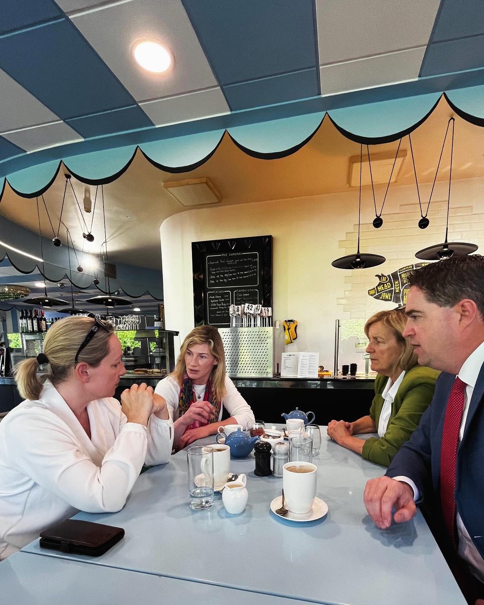 Great to meet up with former Minister of State for EU affairs @LCreighton in Newbridge today. The Eu institutions play a key roll in Irish lives. I want to be a voice for the people of Midlands Northwest in the next Eu Parliament. Vote No. 1 Nina Carberry on June 7th.
