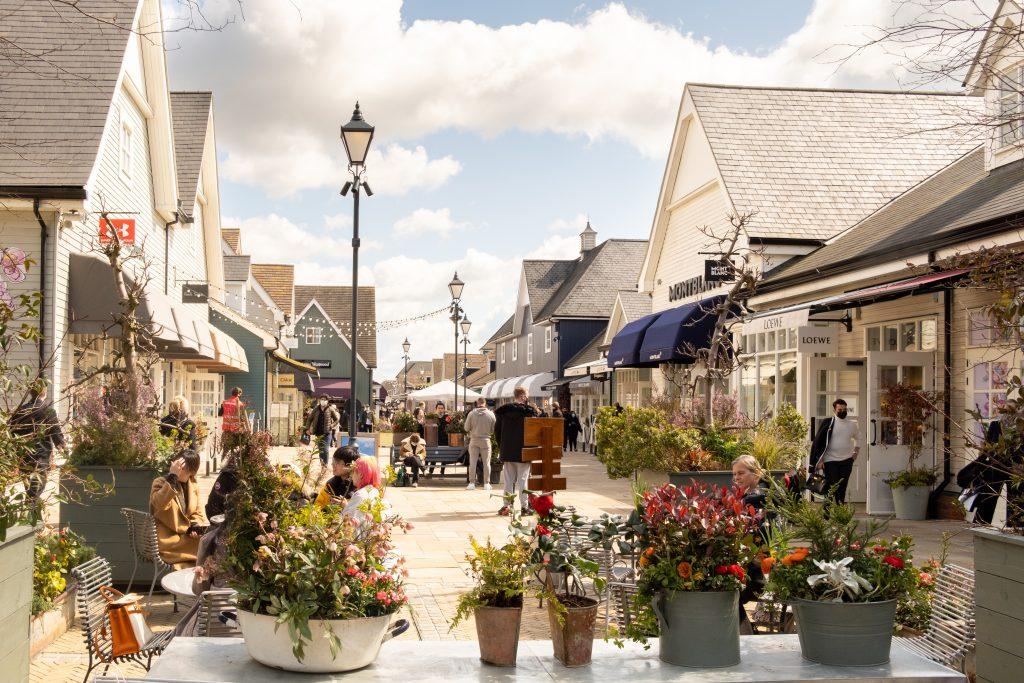 Ahead of Bicester Village’s 30th anniversary next year, Drapers heads to the designer #outlet to see how good the #discounts really are, and whether the customer service matches up to the #luxury and premium brand mix on offer >> bit.ly/3WJZ4DV #BicesterVillage
