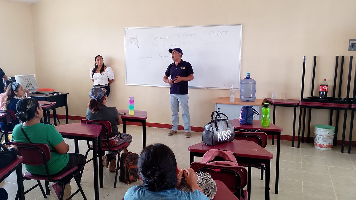 cecytegro's tweet photo. En el Centro EMSaD 023 Chilacachapa, se llevó a cabo una reunión con padres y alumnos de sexto semestre para empezar con los preparativos y planificación del evento de clausura. 👩🎓👨🎓
#emsadgro
#cecytegro https://t.co/bIZ2GJm4x8
