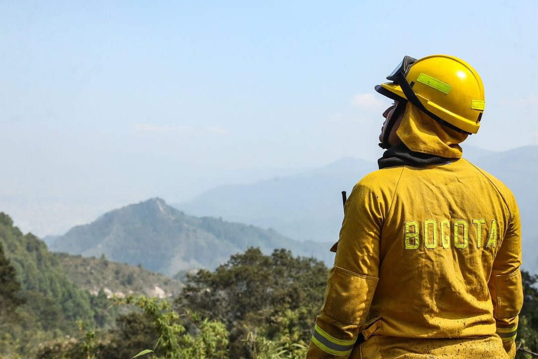 Servicio, compromiso, sacrificio. Los incendios de enero nos pusieron a prueba, pero también nos mostraron que Bogotá tiene un Cuerpo Oficial de Bomberos que está listo para responder y cuidar la vida de todos los habitantes de Bogotá, los ecosistemas que nos rodean y los bienes