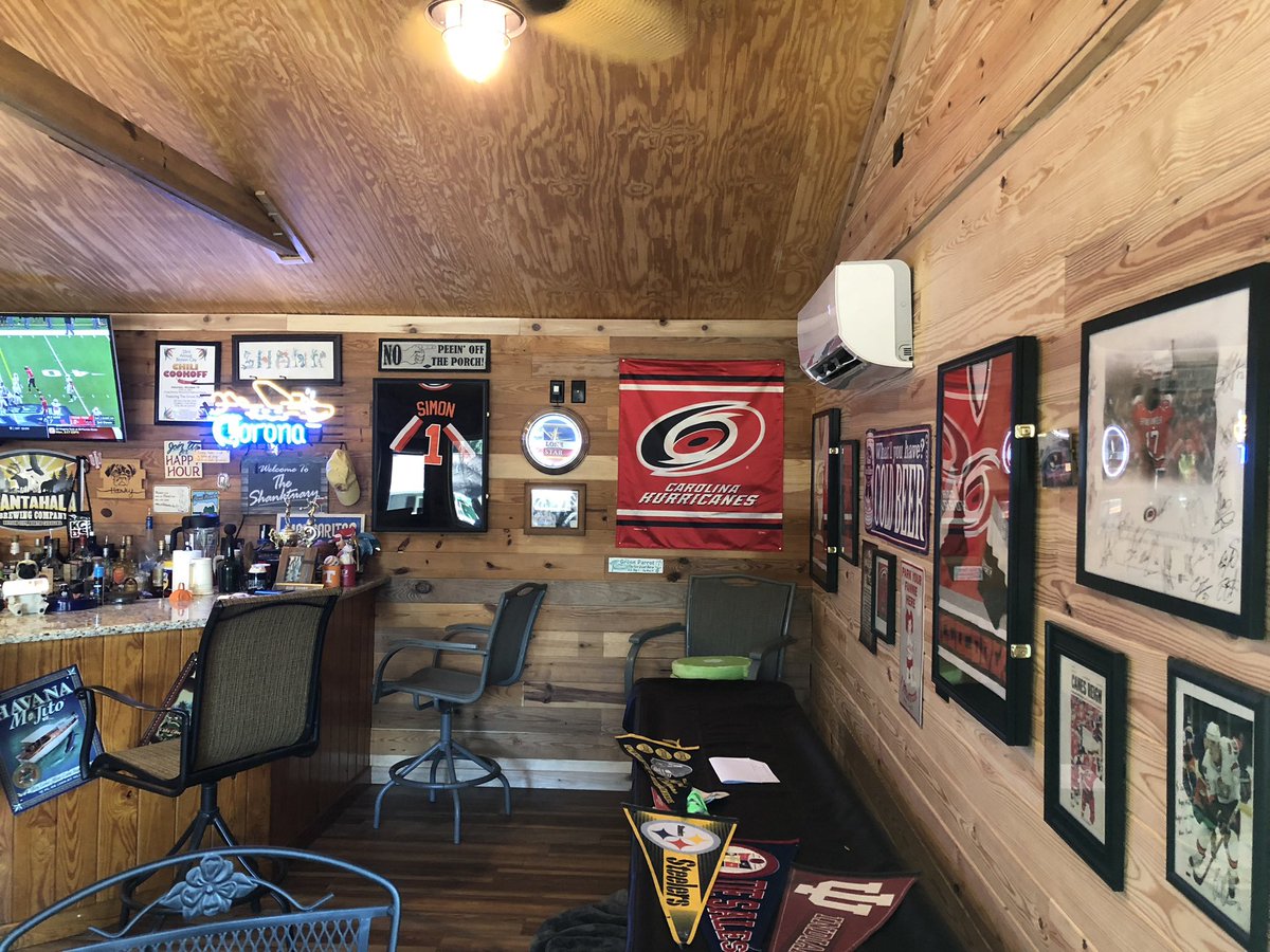 sshankatc's tweet image. Anything more iconic than Chuck sounding the siren 🚨 for game 6 in his domain❓