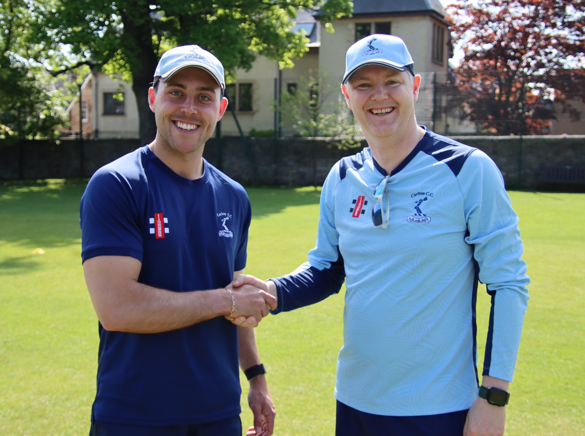 On Saturday we were delighted to have Daniel Da Costa present Scott Fraser with his long overdue First XI cap. 

🧢 #302

🏹#Arrows | #ArrowsArmy