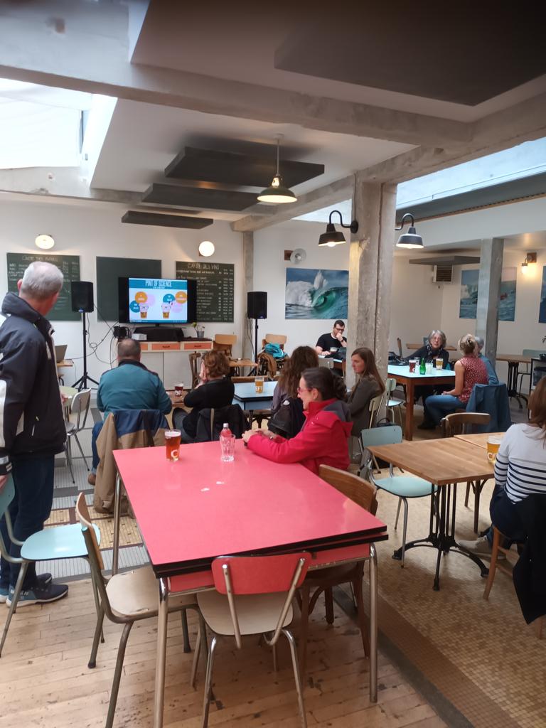 🍻 2ème soirée Pint of Science aux Enracinés !

📚 Soirée "Raconte-moi une Histoire
... des sciences !" Avec #LisaRougetet, enseignant-chercheur en histoire des sciences à l'<a href="/UBO_UnivBrest/">UBO - Univ. Brest</a> présentant des récréations mathématiques 🎲

🎭 On se retrouve demain pour une soirée Art ?