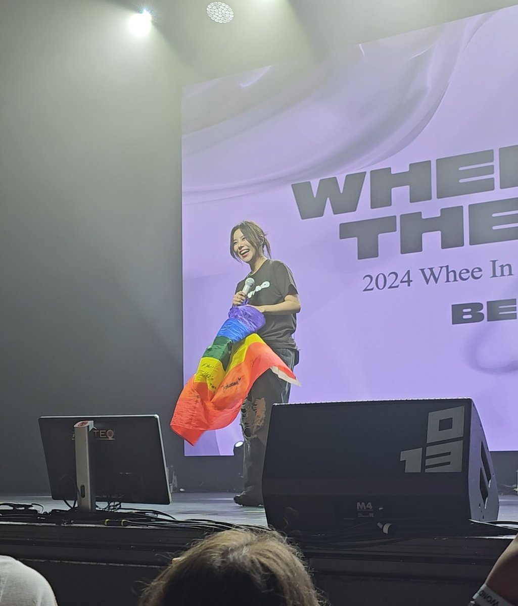 Registro mais lindo do show de hoje: #WHEEIN toda felizona segurando a bandeira do arco íris 🌈❤

#WheeinInTilburg