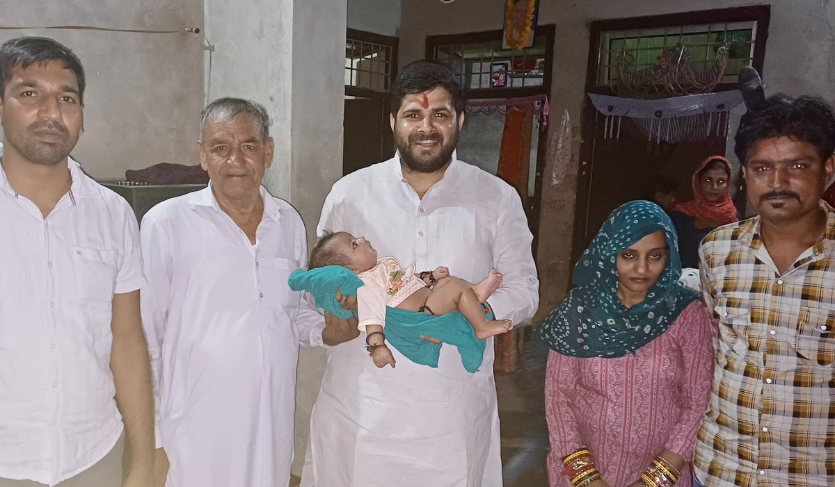 गांव प्राणपुरा पहुँचकर प्रिय अनुज आकाश यादव के घर में जन्मे नवजात शिशु को आशीर्वाद दिया और ईश्वर से नवजात शिशु के उज्ज्वल भविष्य की कामना की !
#jaiho