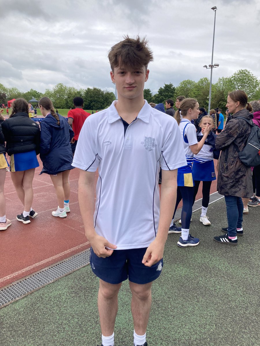 Our Year 10 athletes who have performed many times on this track had a smashing day too under very wet conditions! 🥇🥈 Freya regained her title as ISA regional discus winner 🥇 @IpswichHigh @ISASportEast @ISAsportUK