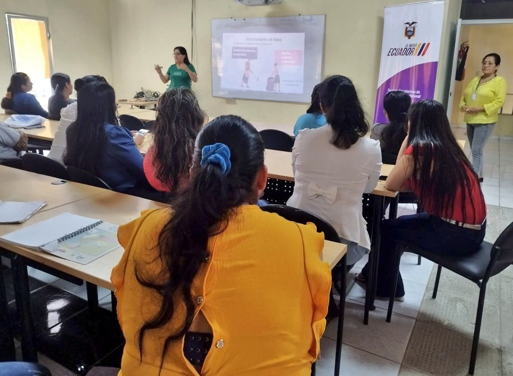 secap_ec's tweet photo. #SecapZona7 | ¡Avanzamos juntos con el BID por nuestros trabajadores! 🫱🏾🫲🏽
Con grandes expectativas, 30 candidatos en Zamora, realizaron las pruebas teóricas del proceso de certificación por competencias laborales en el perfil de 'Reciclaje de base'. ♻️
#HuellaSecap
#SecapBID https://t.co/V8w229BX7v