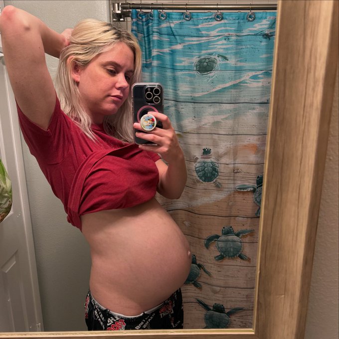 30 weeks bump update 🤗 https://t.co/XNOzZ2d8aL
