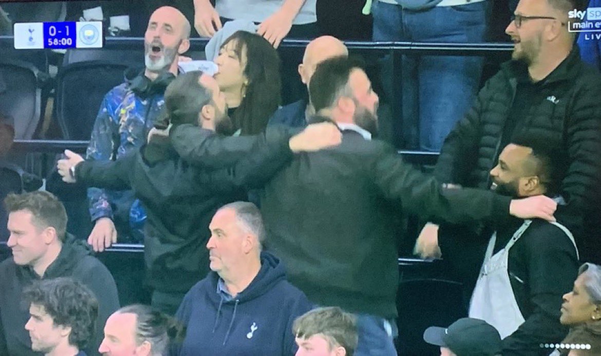 Tottenham fans celebrating after going 1-0 down 😭😭