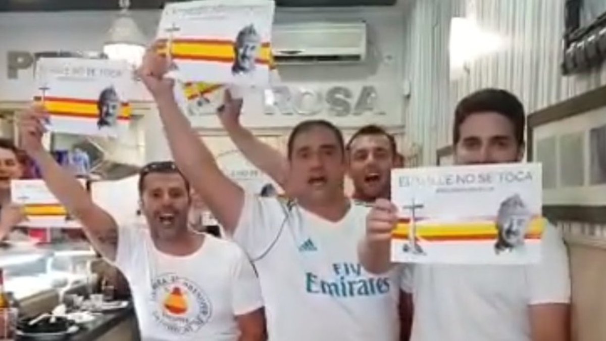 Este neonazi se llama Carlos Clara y es líder de la Grada Fans del Real Madrid y ha sido denunciado nuevamente por agresión. Goza de impunidad gracias al capo mafioso de Florentino Pérez. Así siguen campando a sus anchas los fascistas en el Bernabéu.