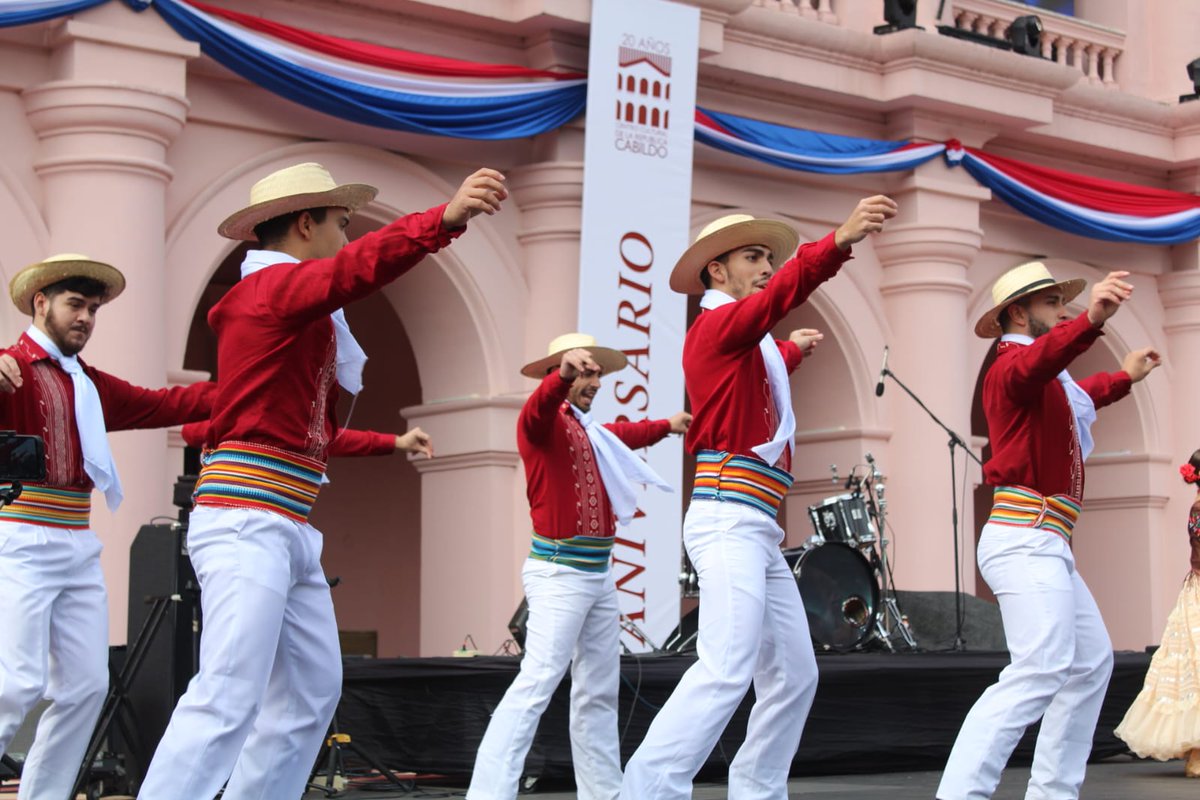 AsuncionMuni's tweet photo. ¡Festival Independencia📍en la Plaza de Armas!
Nos deleitamos con lo nuestro con música, baile y cultura con: la Orquesta Popular de la Policía Nacional, la Compañía de Danza del IMA, el Ballet Folclórico Municipal y más.
Celebremos los #213Py en estas #FechasPatrias. 🇵🇾 https://t.co/DxvEM7RRkf