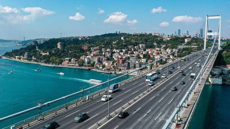 Otoyol ve köprü geçiş ücretlerine zam! Yeni geçiş ücretleri: • 1915 Çanakkale Köprüsü - 419₺ • Osmangazi Köprüsü - 399₺ • 15 Temmuz Şehitler ve Fatih Sultan Mehmet köprüleri - 24₺