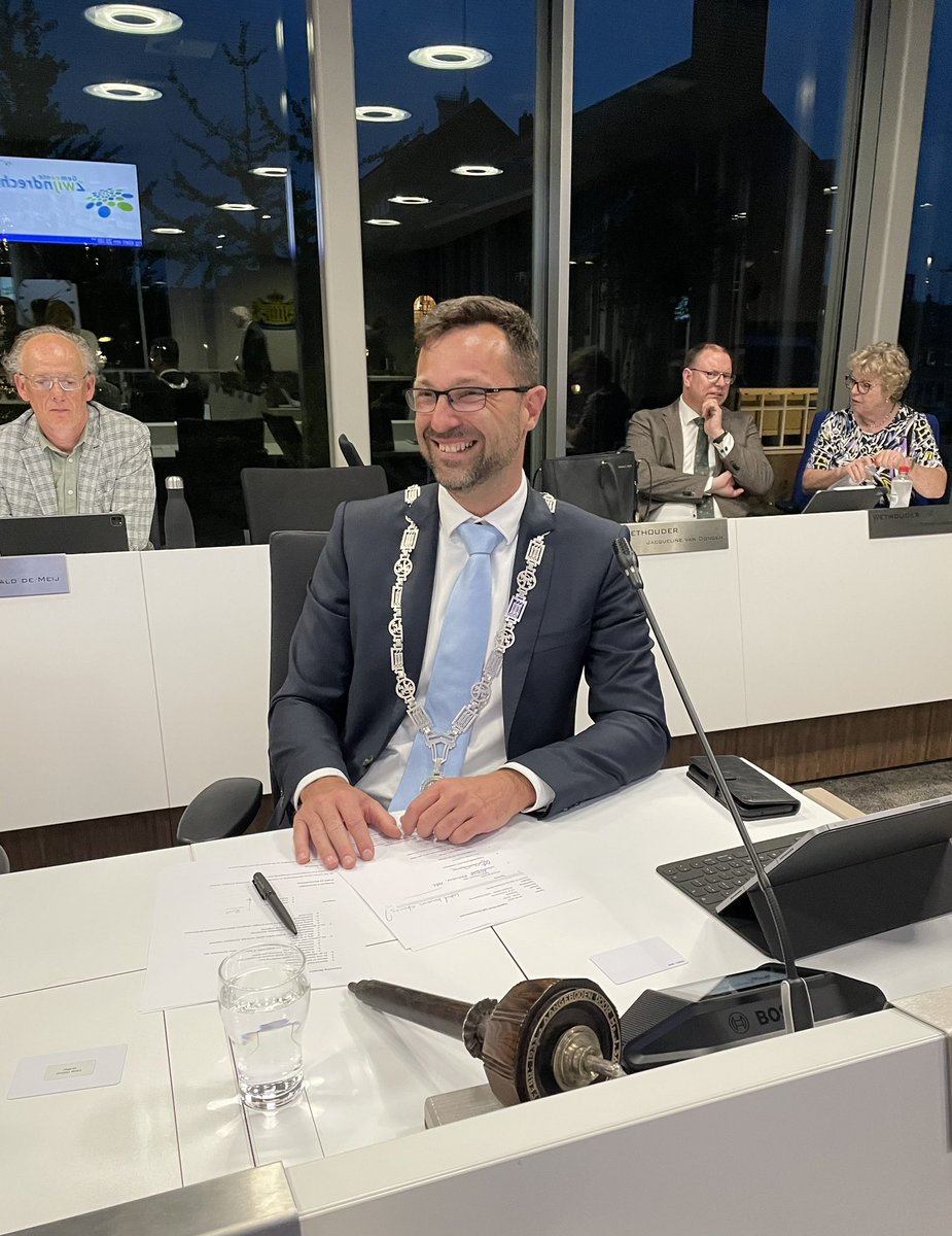 Nieuwe burgemeester Leo Anink klaar voor zijn allereerste raadsvergadering in #Zwijndrecht!