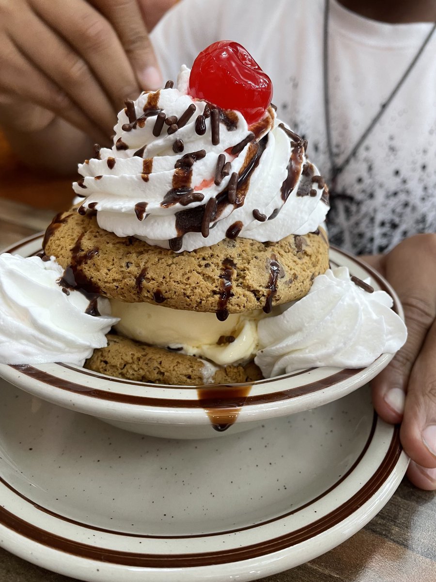 That’s just how we roll! Sometimes we only want a turtle cheesecake and a chocolate chip cookie Sunday from The House of Pies. 🍰🍪🍨🍦