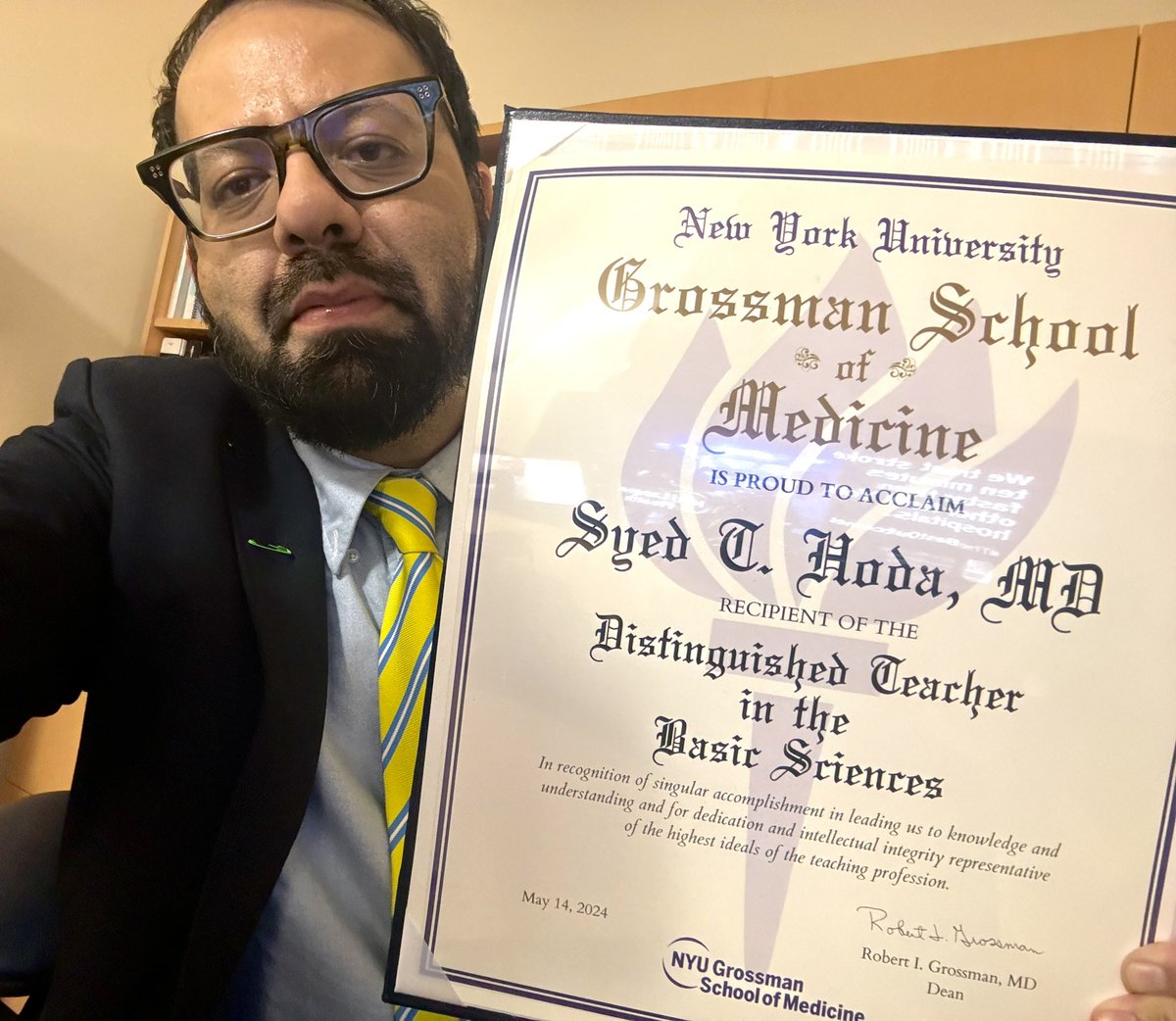totally blown away by this one (!) 

just awarded the  @nyugrossman 
Distinguished Teacher of the Year
award in the basic sciences 

voted by NYU medical students
and given to 1 faculty teacher ✊🏼⚡️

#pathtwitter #medtwitter