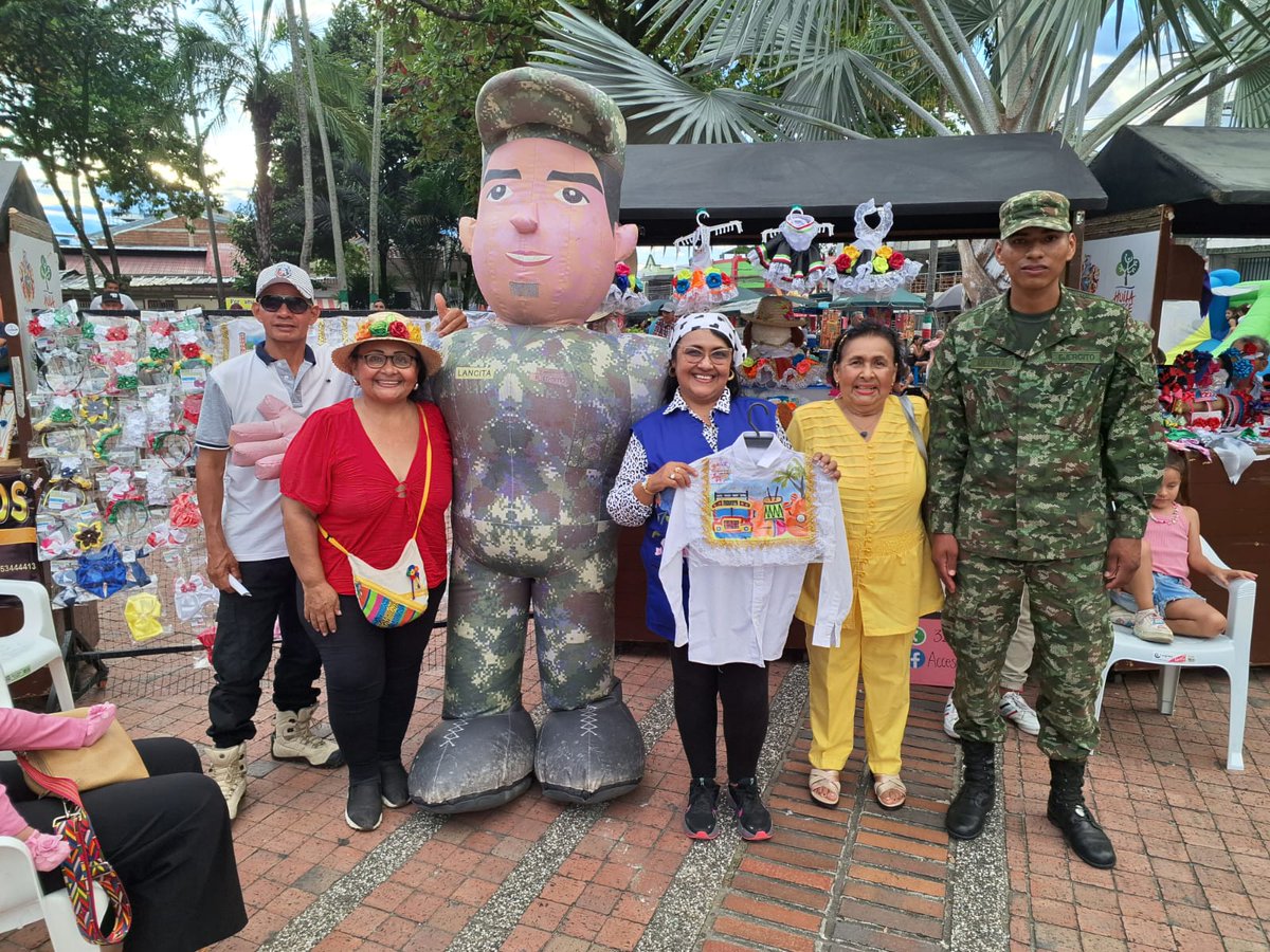 En Campoalegre, #Huila, el Batallón de Alta Montaña N.9 de la #NovenaBrigada, adelantaron una rueda de negocios con el propósito de apoyar a los pequeños emprendedores y así comercializar sus productos. Esta actividad estuvo acompañada de muestras culturales. #SiempreATuLado