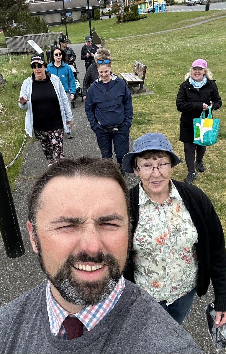 Staying active everyday in #PortHardy with today’s @DoctorsOfBC @BCFamilyDoctors ‘Walk With Your Doc’ joined by our @NorthIslandCHC doctors and physio with a stretch and shoreline walk 🚶🏃🏽‍♂️🐕