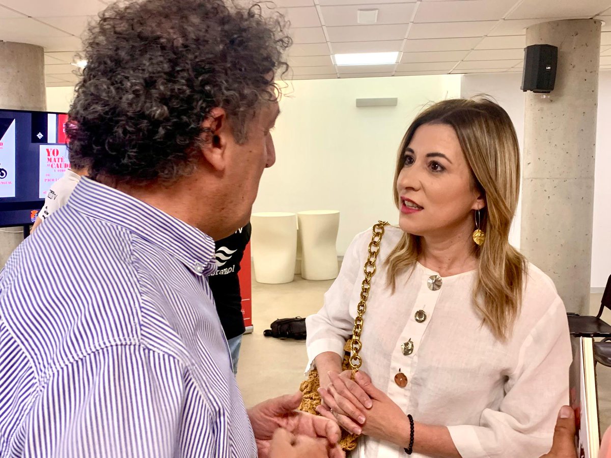 Isabelgadea's tweet photo. Presentación del libro "Yo maté al caudillo y otros relatos". Es una suerte coincidir con una persona tan importante dentro de la literatura molinense como @PacoLMengual. Gracias por naturalidad y por regalarnos relatos tan emocionantes. ¡Enhorabuena! https://t.co/asoWWmdIjo