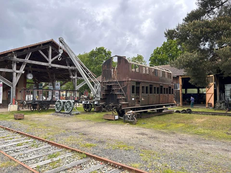 Transvap :quelques photos , avec la préparation des 2 vapeurs qui vont assurer des trains de groupes cette semaine et la semaine pro, et la voiture à impériale a pris l air le temps de faire du ménage dans la menuiserie