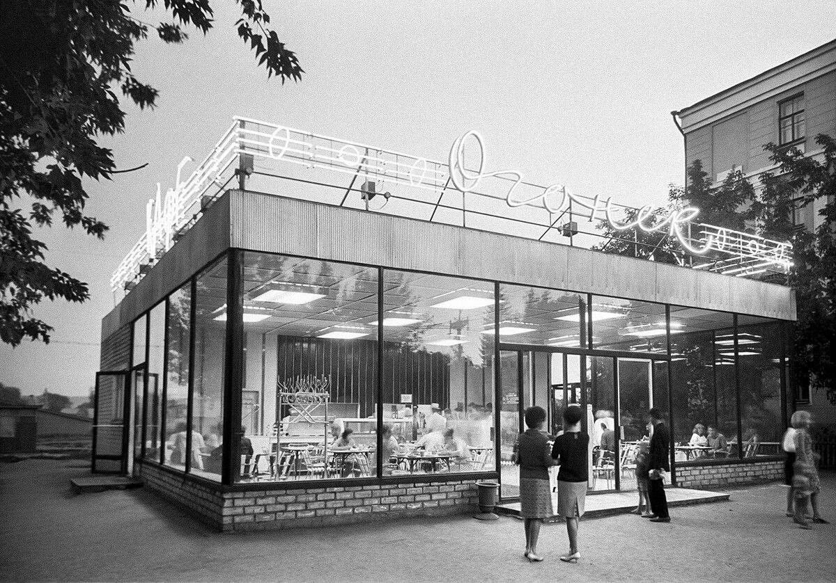 The Ogonyok café in Penza (Russia, 1967)