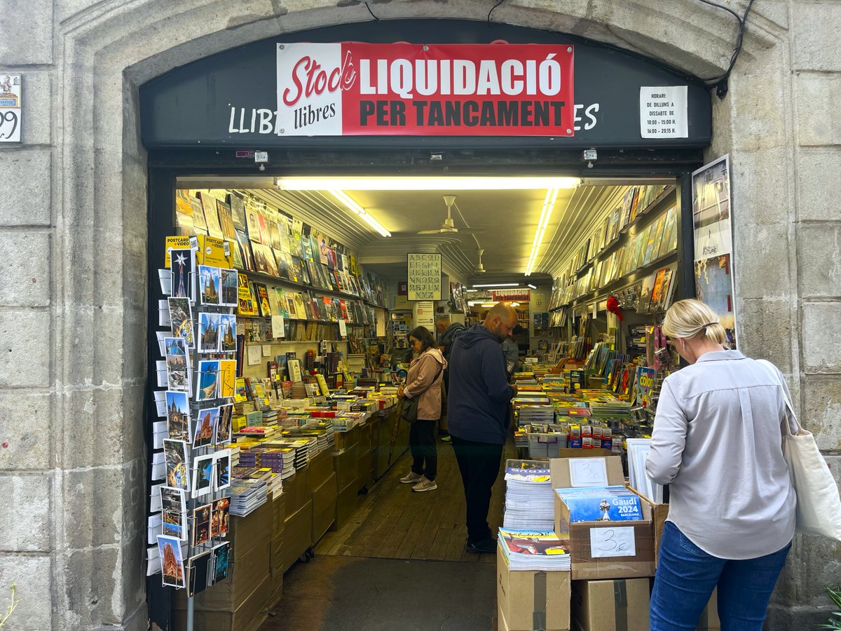 Bcnsingular's tweet photo. Stock Llibres tira la tovallola. La llibreria de 2a mà abaixarà la persiana el 29 de juny després de 35 anys. "El canvi que s'ha produït al centre, així com l'augment de les despeses i el lloguer, fan impossible la nostra continuitat". MALEÏT CANVI (Comtal 29 #Gòtic) https://t.co/fEqXUeiQh4
