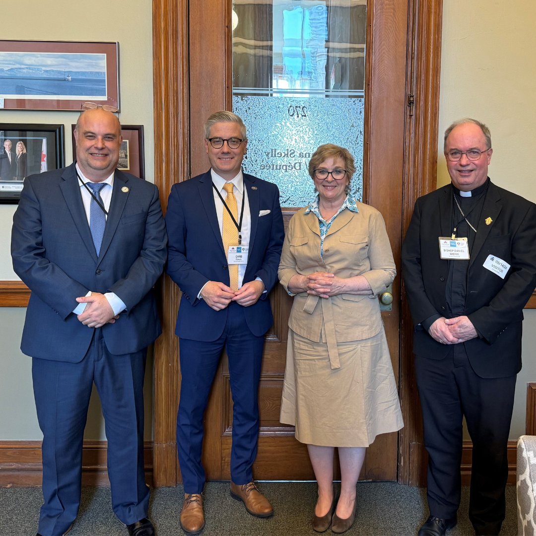 #BHNCDSB Chair @Rick_Petrella stands with supporters of Catholic education at Queen's Park. L-R: Chair @Rick_Petrella, Chris Cowley - OECTA; Robin Martin - Parliamentary Assistant, His Excellency - Bishop Daniel Miehm. @CatholicEdu #FACE @oectagovernor
